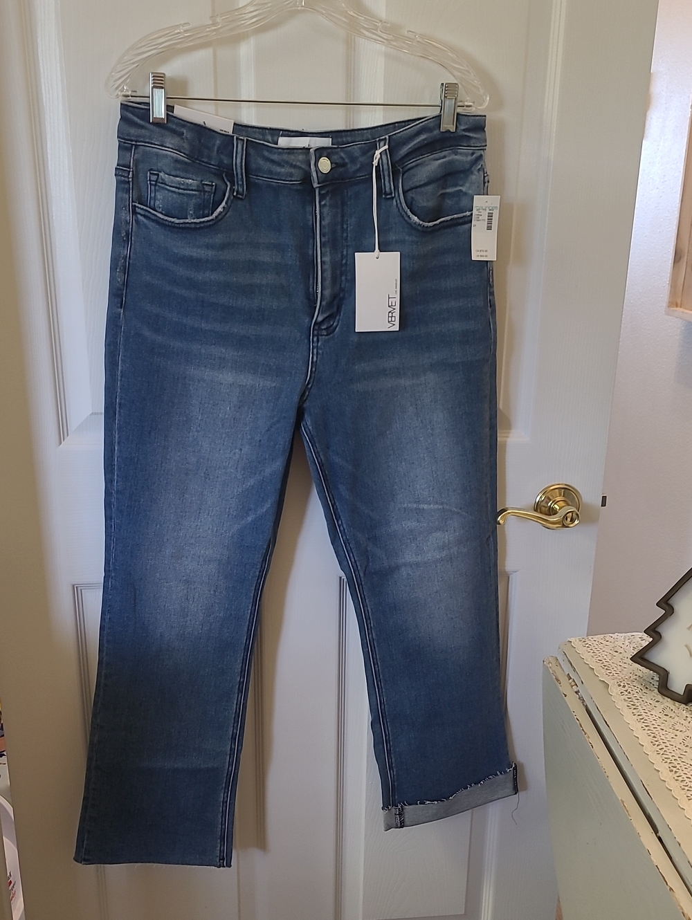 Vervet. NWT. Women's Mid-Blue Straight Crop Jeans. Bin 6.